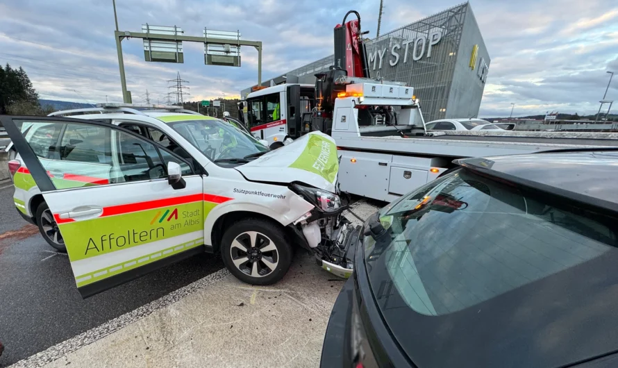 Schwerer Verkehrsunfall auf der Autobahnbrücke + Pikettfahrzeug involviert + Eine verletzte Person